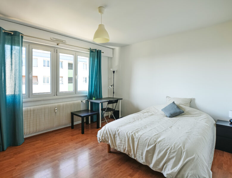 Coin nuit aménagé avec rangements sur mesure dans un petit logement